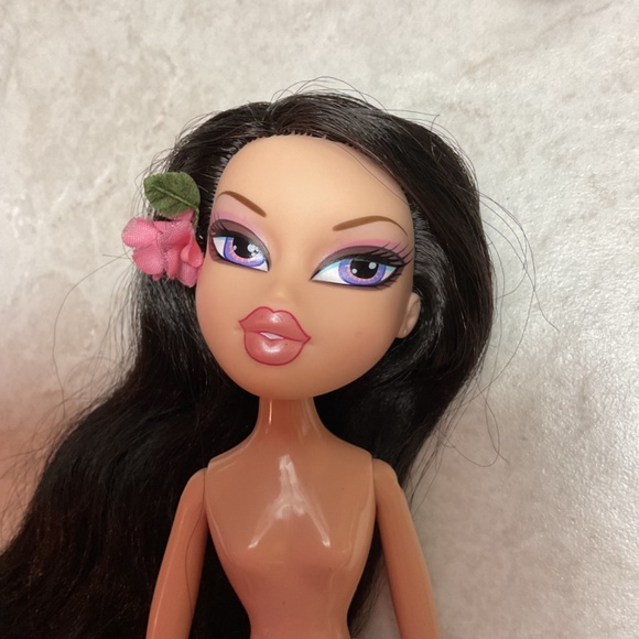 Bratz Flower Girlz Nora - Picture 4 of 7
